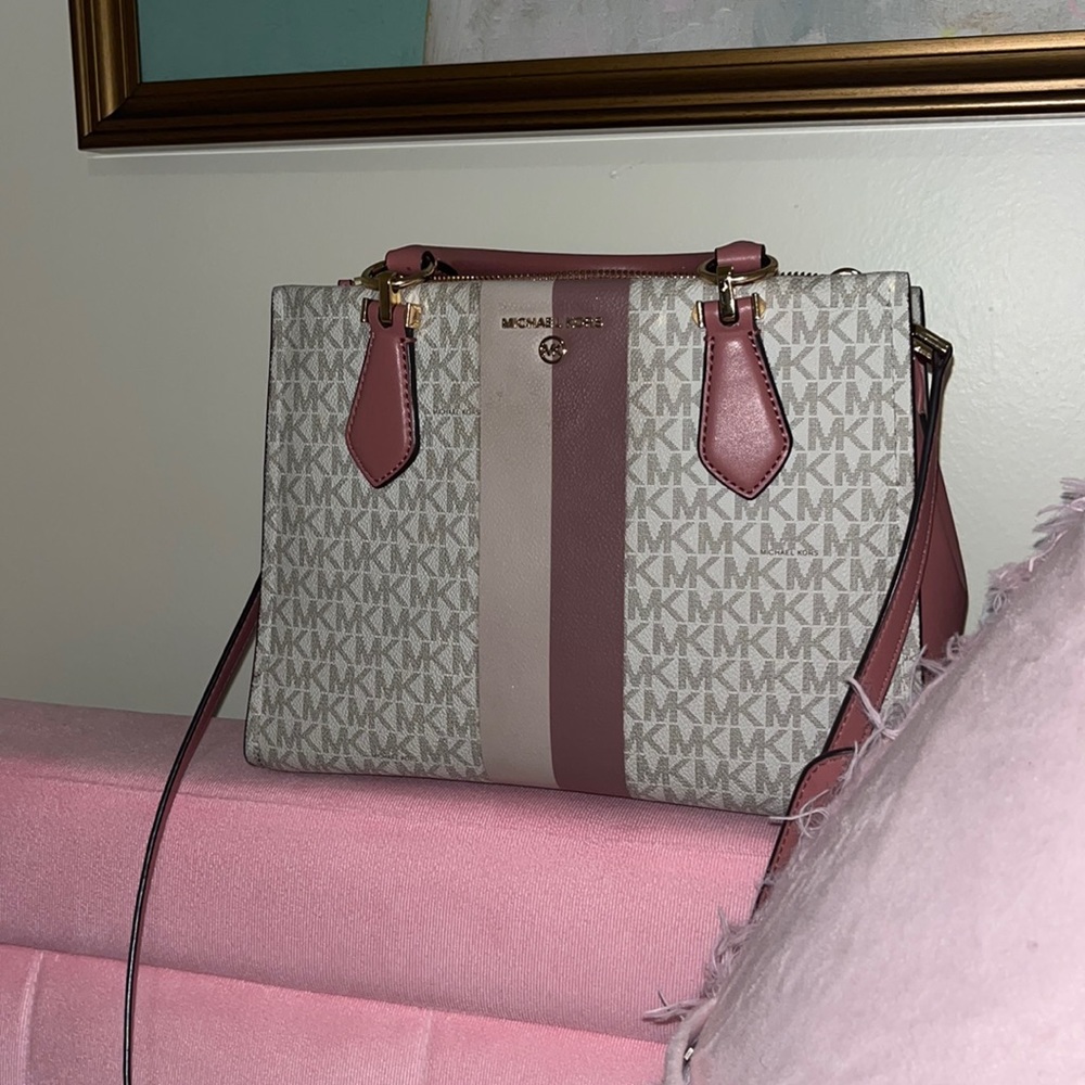 Marilyn Small Satchel by MICHAEL Michael Kors.
Small sized bag
